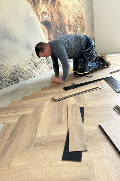 Mathijs legt een pvc vloer hongaarse punt